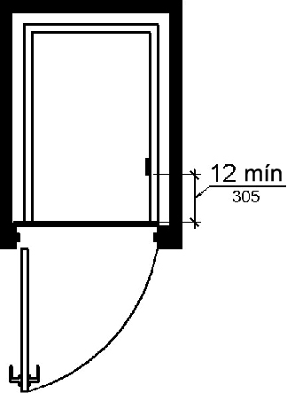Una vista de planta muestra un ascensor con una puerta de elevación abatible.  El panel de control se muestra en la pared lateral del automóvil a 12 pulgadas (305 mm) como mínimo desde la parte delantera”.